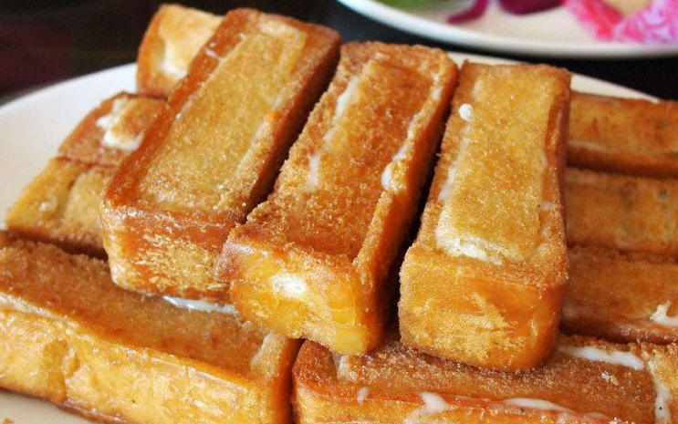 棺材板,一道来自台湾的美味小吃,让你回味无穷,金黄的颜色让你胃口大