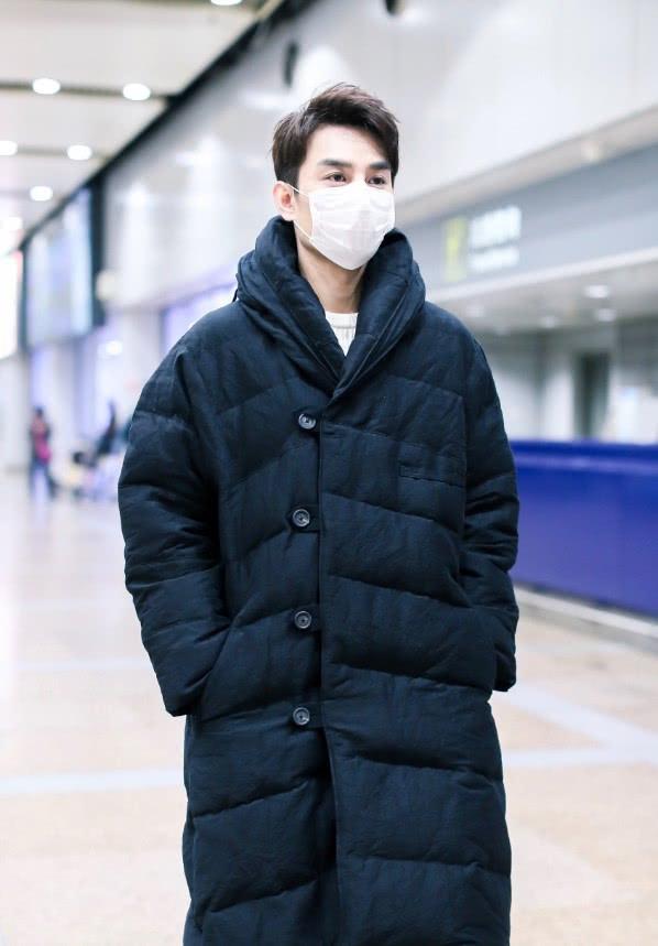 王凯口罩遮面穿羽绒服 保暖时尚魅力四射