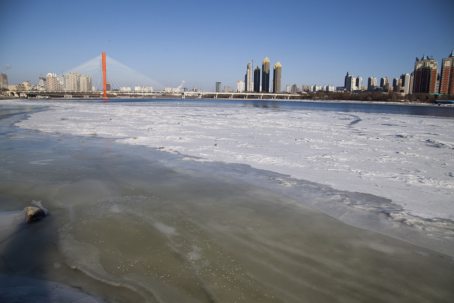 冬季松花江冰层特别厚,还有滑雪圈,滑冰道,打冰嘎,开雪地坦克,滑冰,骑