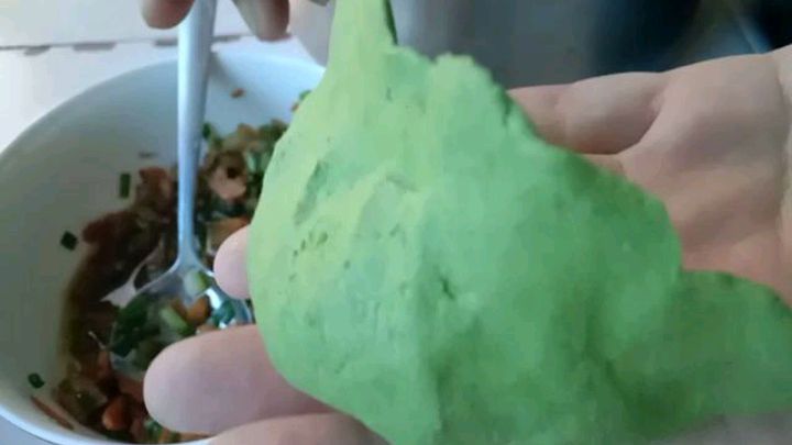 菜场看到卖野生的清明草,买回来做清明草粑粑,大头菜肉馅好吃
