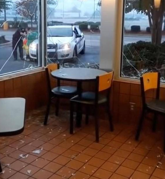 神操作!流浪汉大秀铁头功砸碎麦当劳门窗,疑为想进监狱吃上牢饭