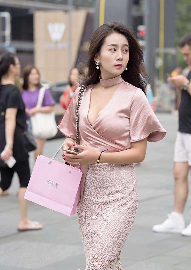街拍:丰满的知性少妇,身穿粉色v领上衣搭配蕾丝裙,女人味爆棚