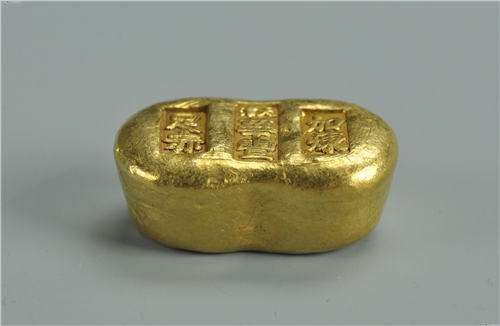 大叔从古董地摊买了一锭金子,花了几千块钱,专家鉴定足有400克