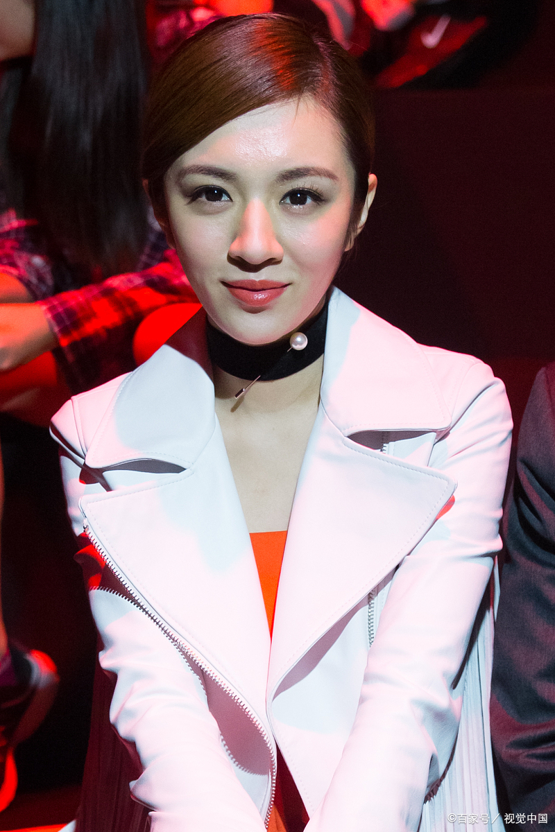 王晓晨深夜醉酒抽烟?