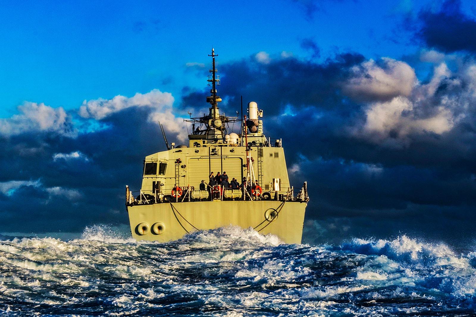 加拿大军舰遇我方052d舰秒怂,颜面皆丢,美国劝其赶紧返国