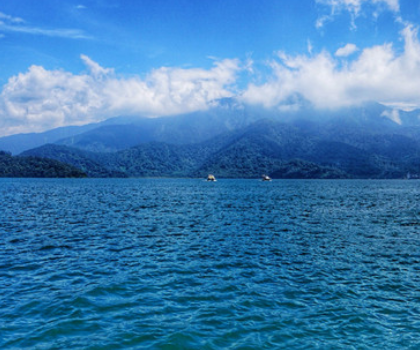 日月潭,空气清爽宜人,湖面辽阔,潭水清澈晶莹!