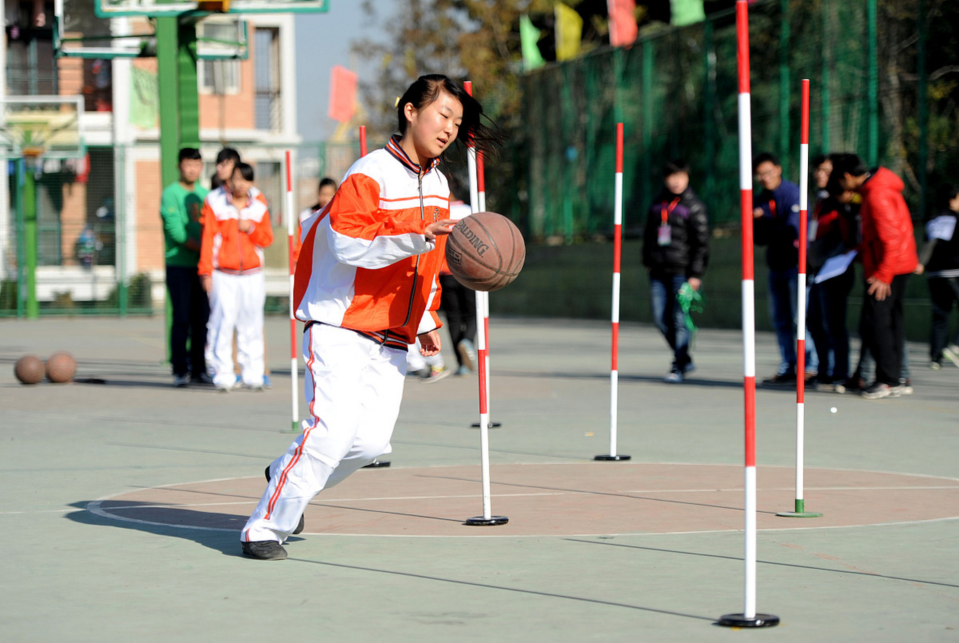 篮球原地运球图片