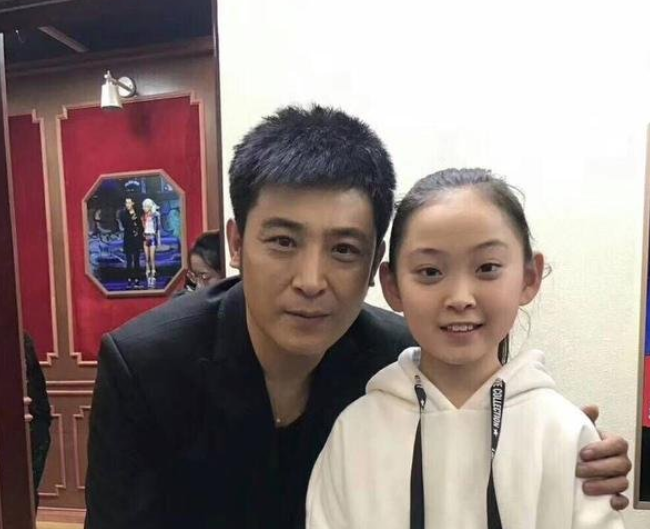 不过现在邓鸣璐已然成了小明星,参演的电影电视剧和参加各种活动也