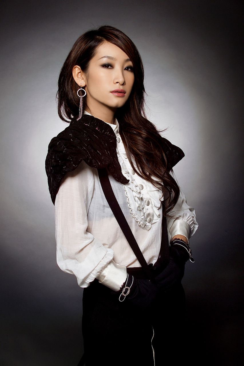 她的片酬可不低,这点她自己也公开说过,演员都不差钱,一部戏下来的