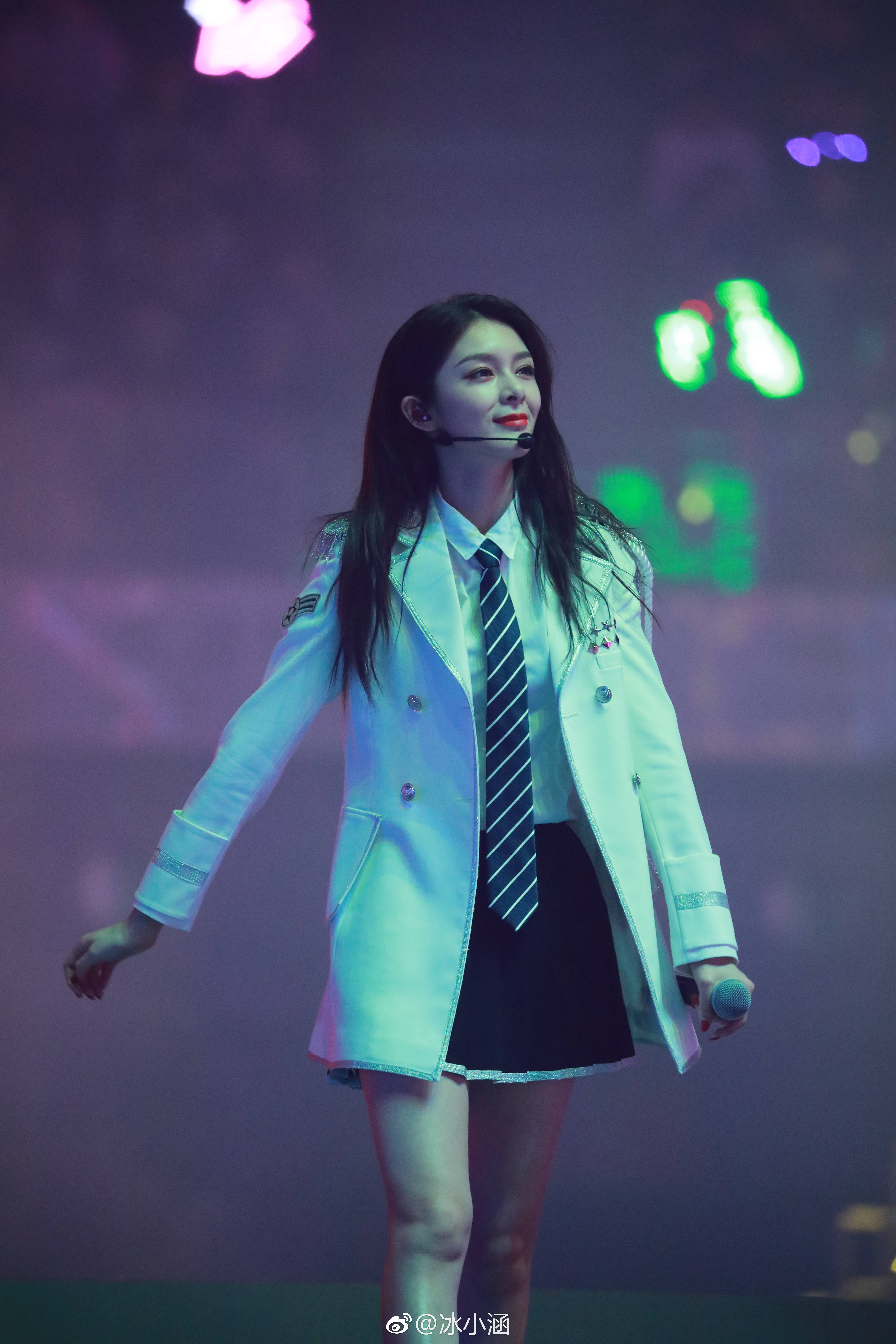 傅菁亮相火箭少女101北京演唱会,穿白西服搭配黑短裙皮肤白皙