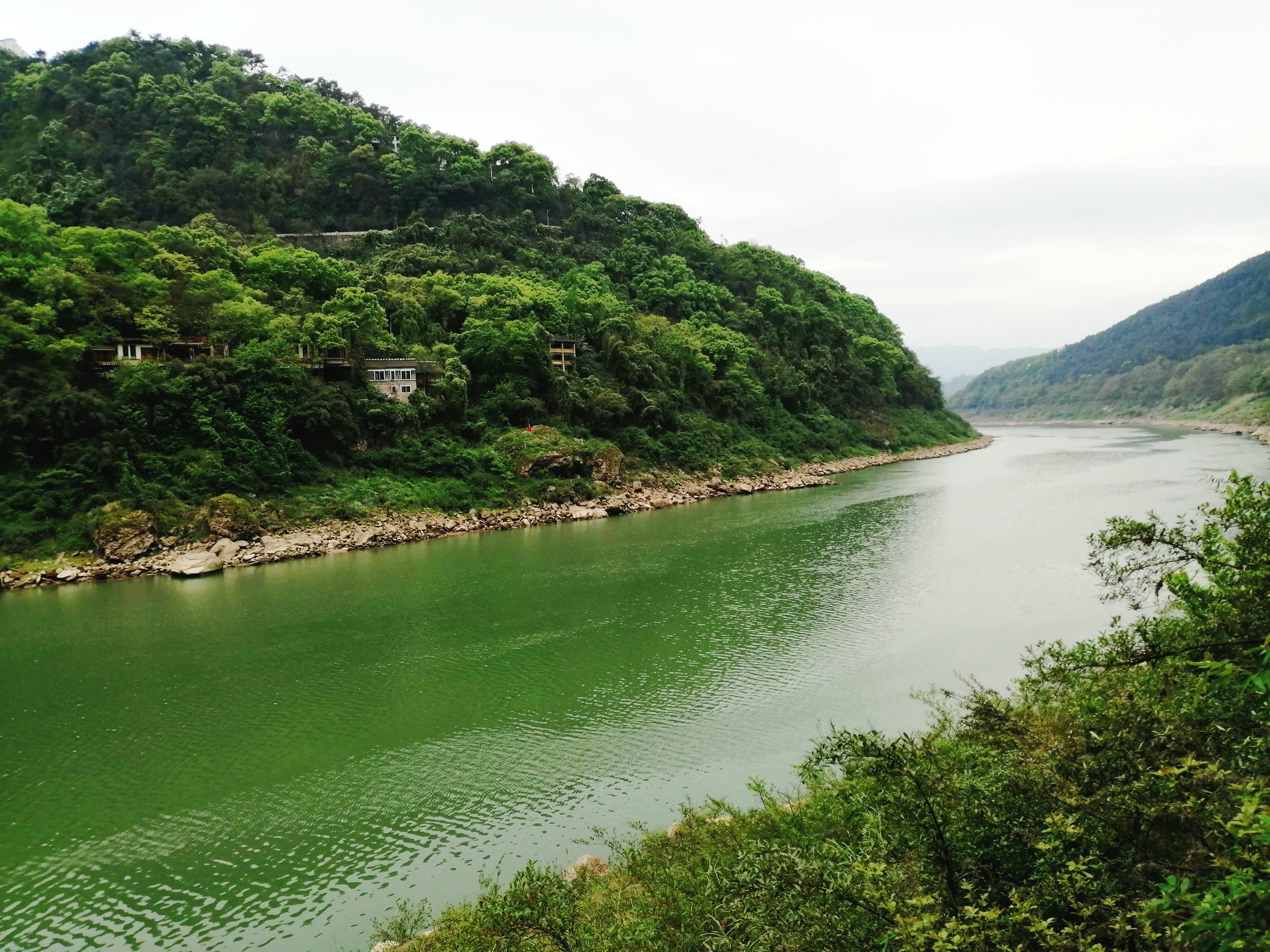 古道旁边,嘉陵江水碧绿可人,宛如一条绿色的丝带,河对岸,便是大名鼎鼎