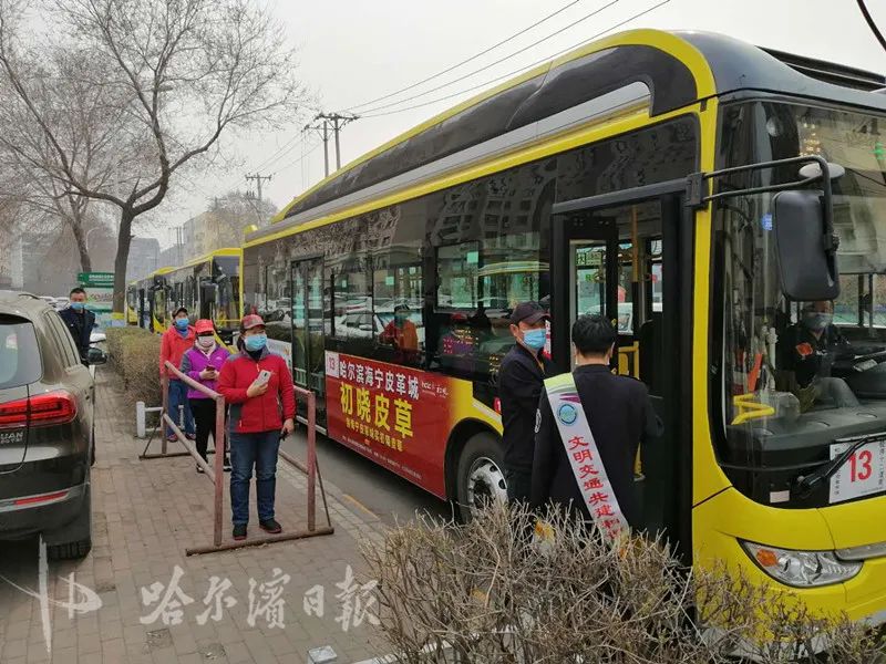 哈市公交掃碼乘車,首末站組織候車乘客保持1米間距