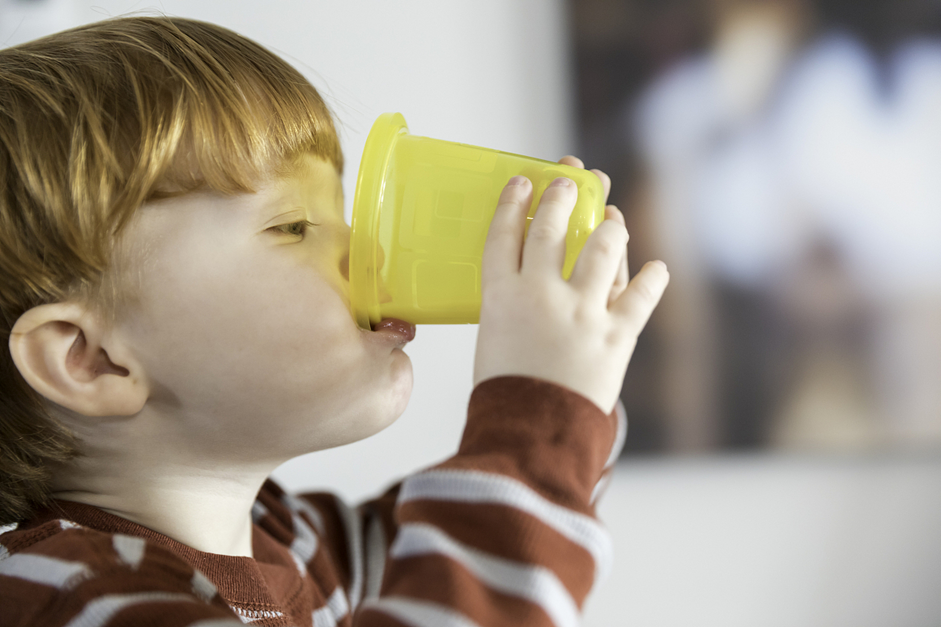情况下都是正常的,特别是新生儿到三个月左右的宝宝,由于唾液腺的发育