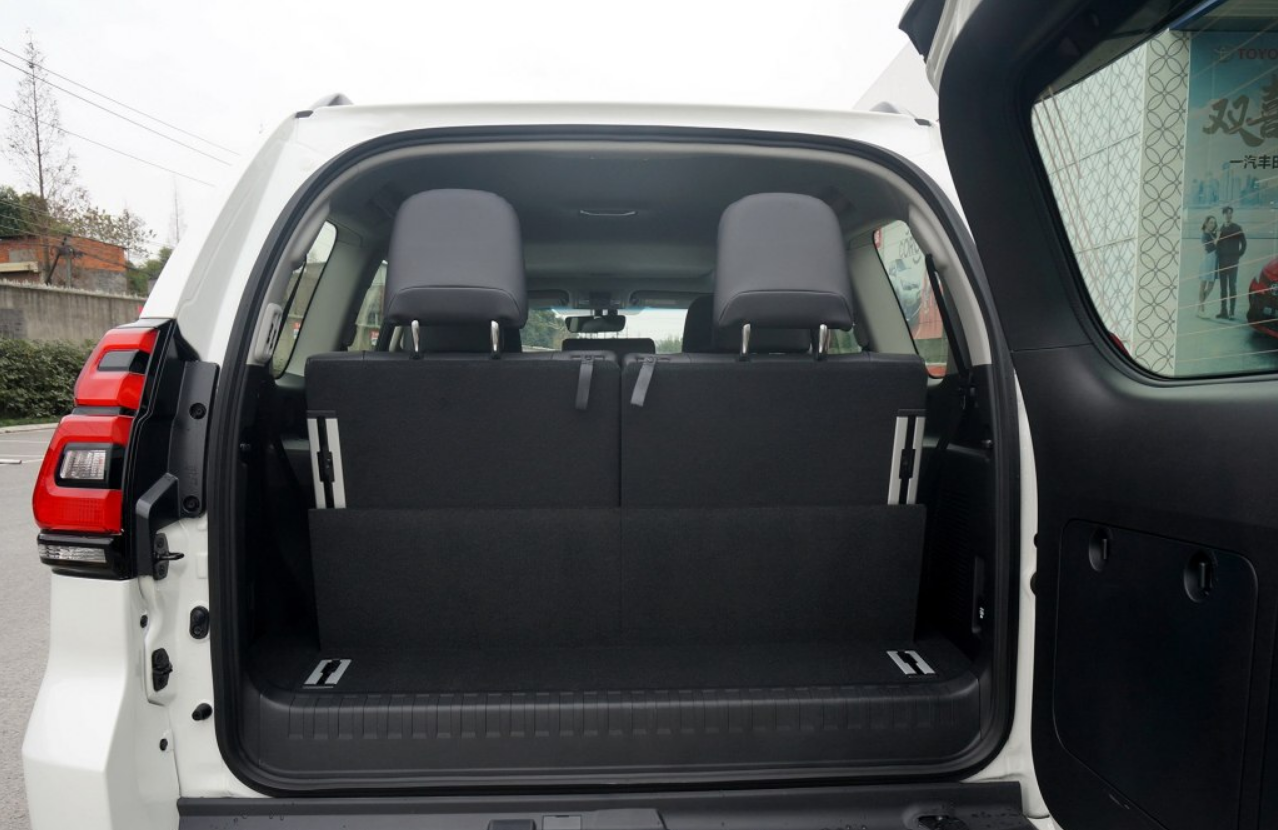 普拉多空间,个人喜欢大气的感觉,后排的空间感觉很够啊