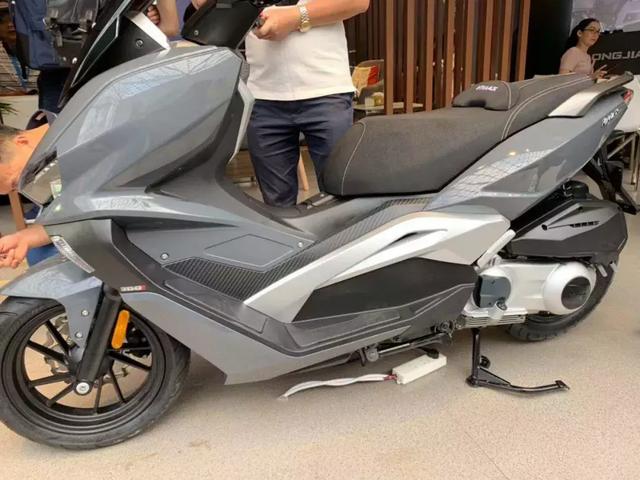 龍嘉發佈一款300cc踏板車型,採用sr max300發動機