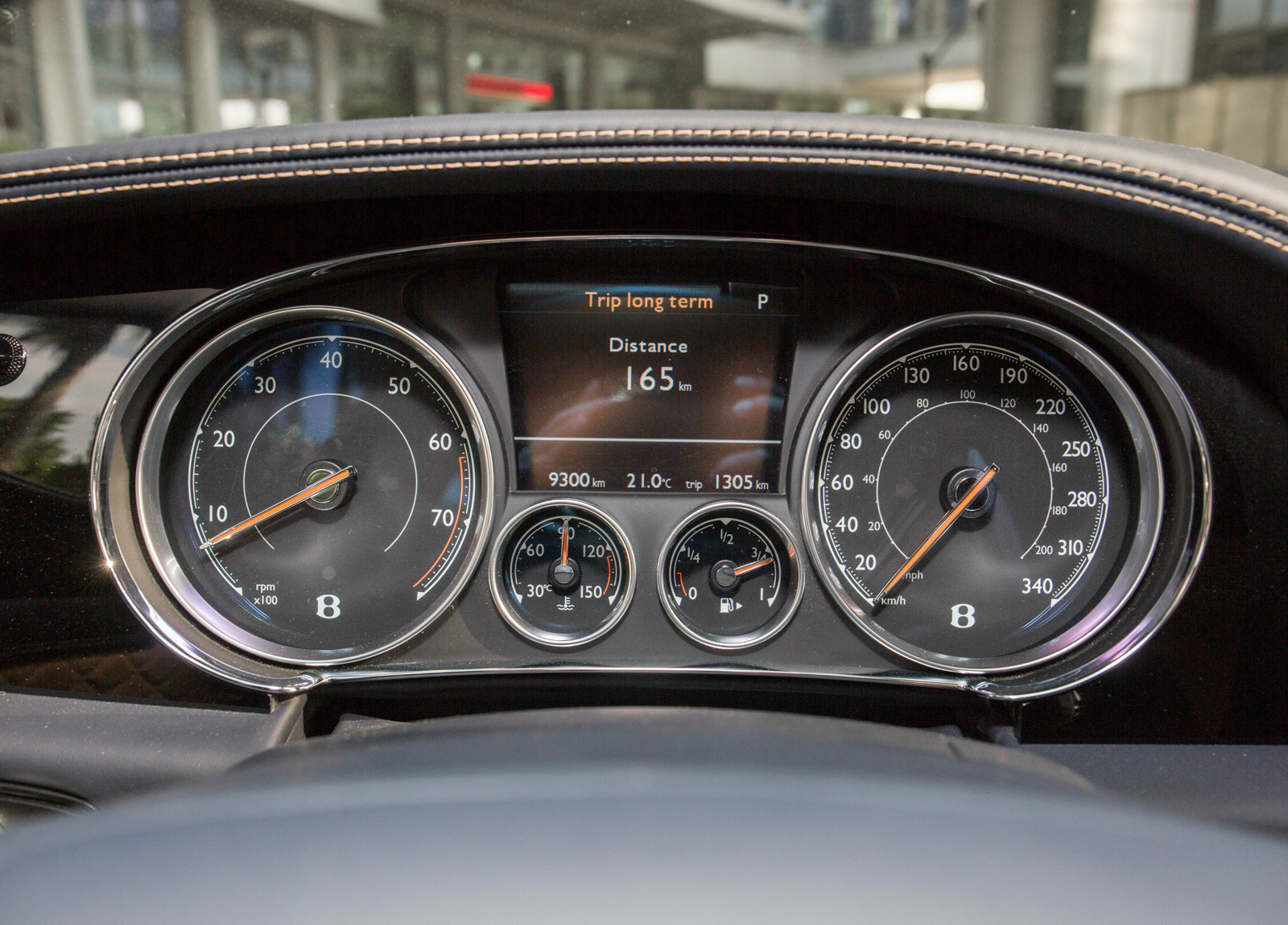 这款车的仪表盘非常全面,能让我们驾驶时很好的观察车的情况.