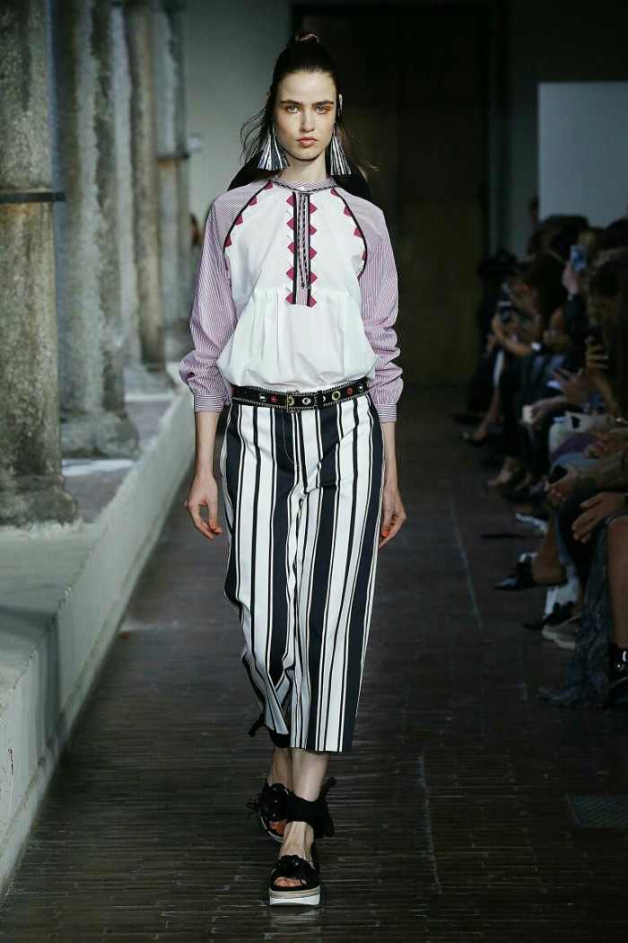 时装周:女模特走秀韵味十足,造型典雅别致,精致搭配你喜欢哪种