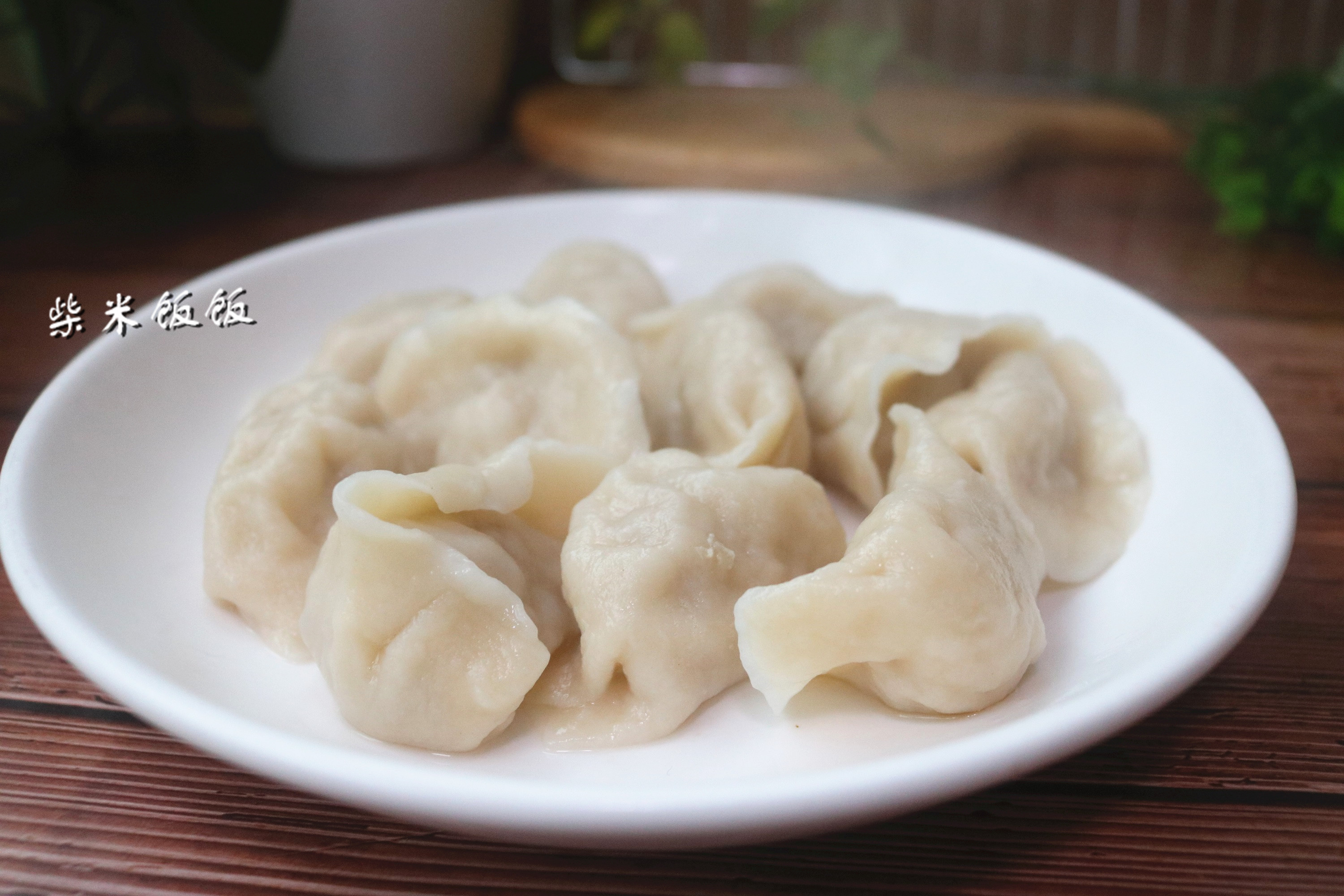 今天给大家推荐一款猪肉酸菜馅的饺子,酸菜选用的是东北的大白菜酸菜.