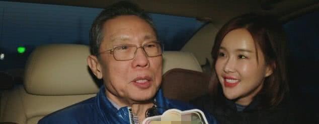 北京卫视这位女记者火了,采访钟老表情"轻浮",网友:口罩呢?