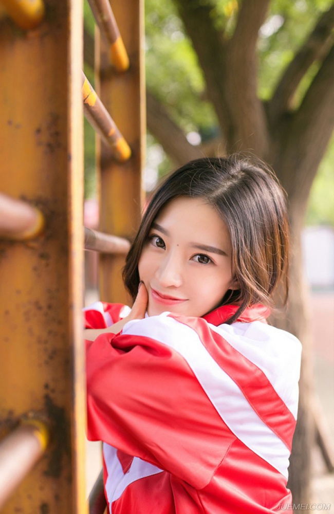 操场穿校服的高中生美女 甜美活泼