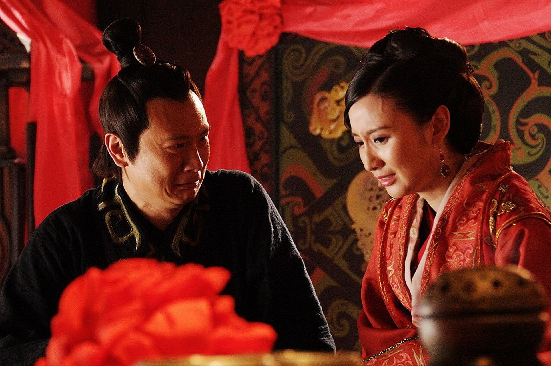 新婚夜,平阳公主准备服侍卫青时,卫青突然跪下说两个字.