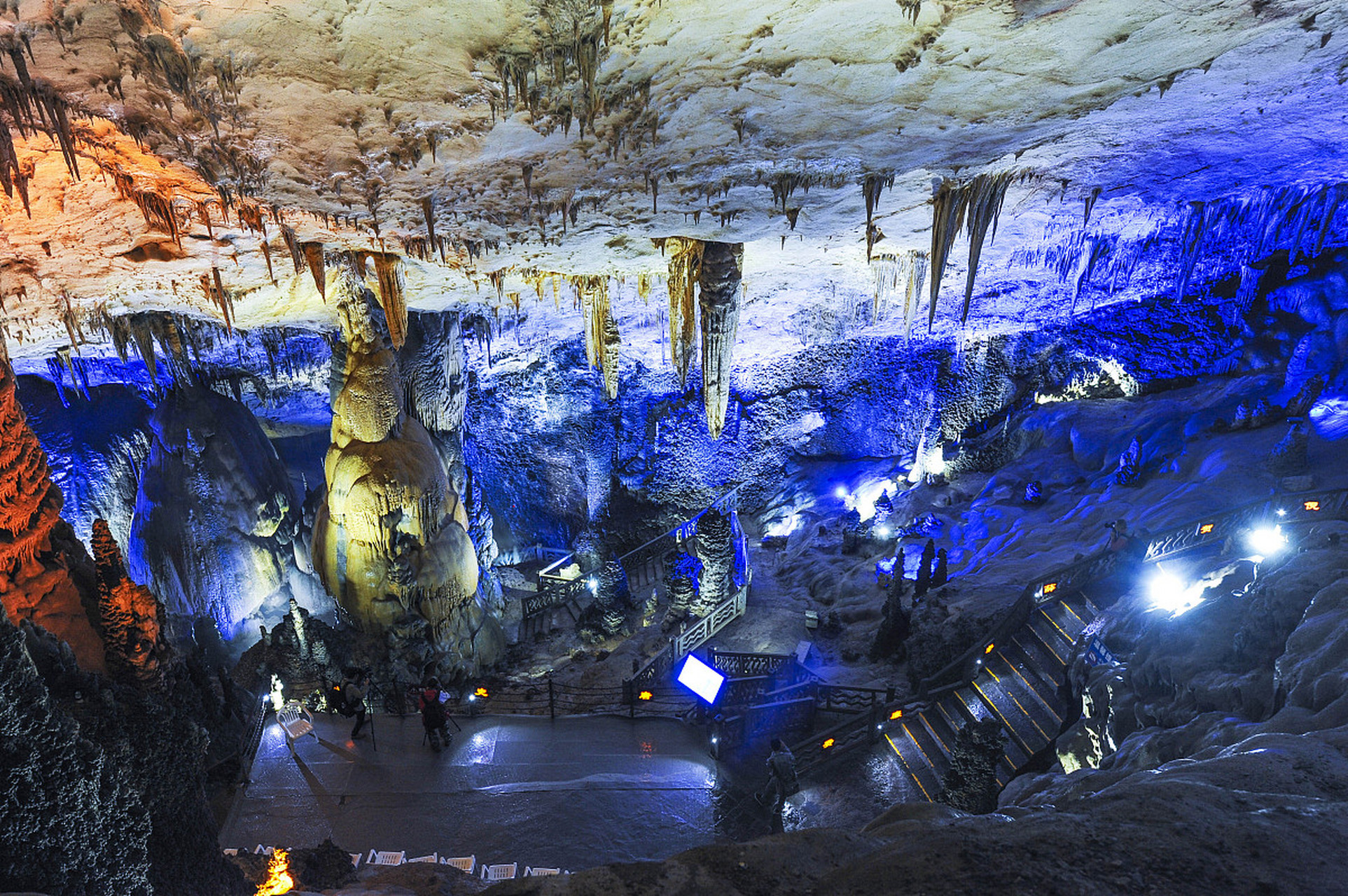 想象一下,乘坐小船穿梭于狭窄的溶洞之间,身临其境感受钟乳石的奇妙