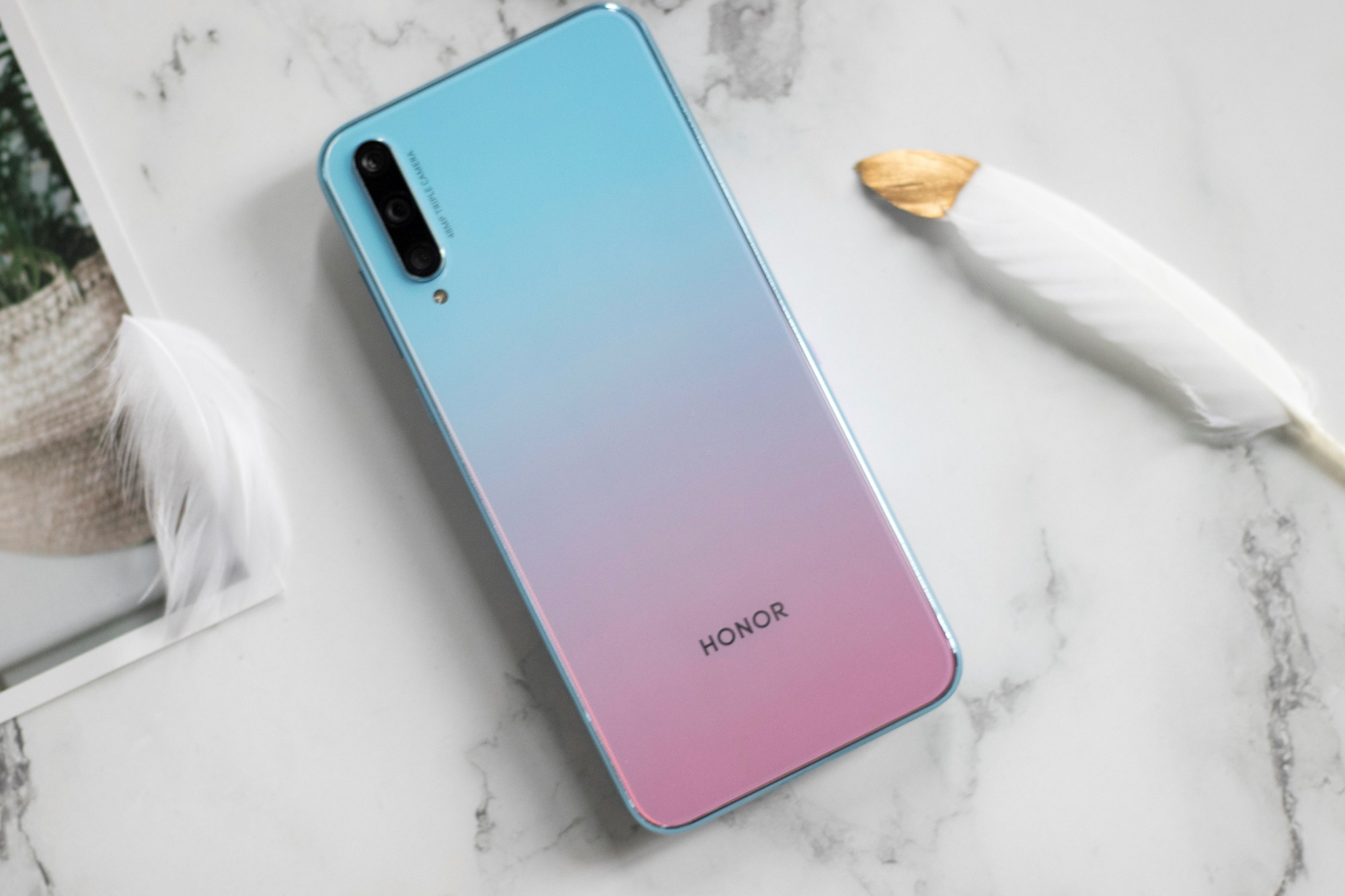 小姐姐中招了!体验荣耀20青春版:颜值爆表,解锁极速