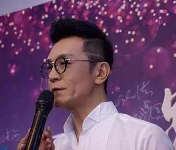 李咏剪掉长发,瞬间年轻很多,旁边美貌女儿抢镜,网友:逆生长