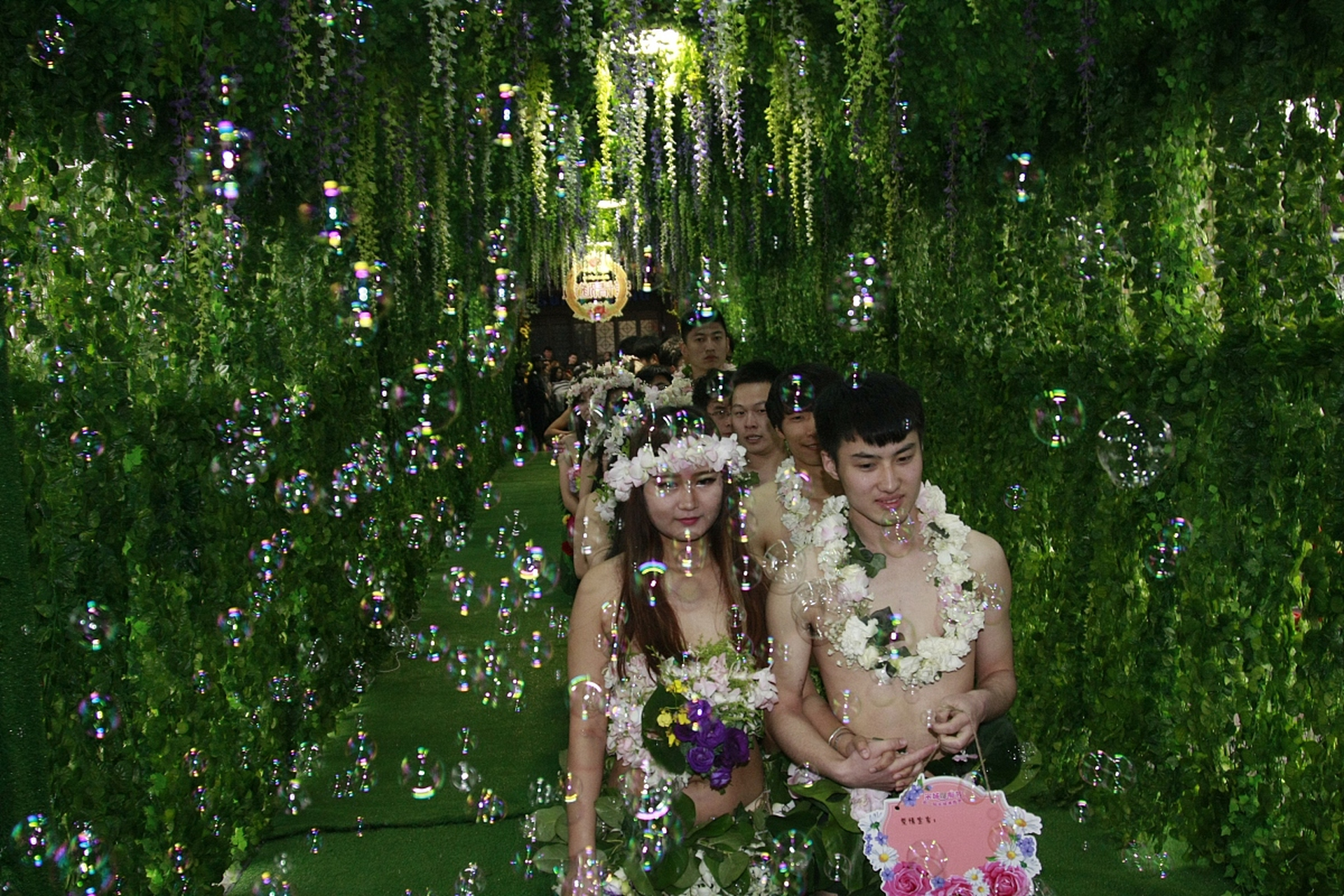 我是70后,我结婚的时候属于裸婚,因为爱人是个当兵的,家里是辽宁农村