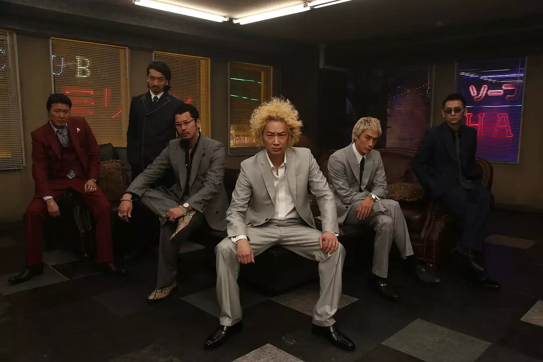 新宿天鹅2:一部透着真性风骨的喜剧动作片!