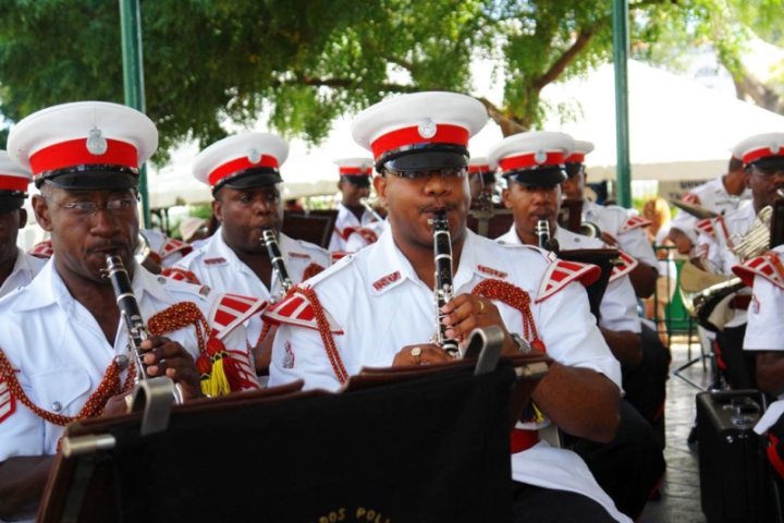 巴巴多斯警察乐团的制服 巴巴多斯警察乐团,帽子类似于英国皇家海军