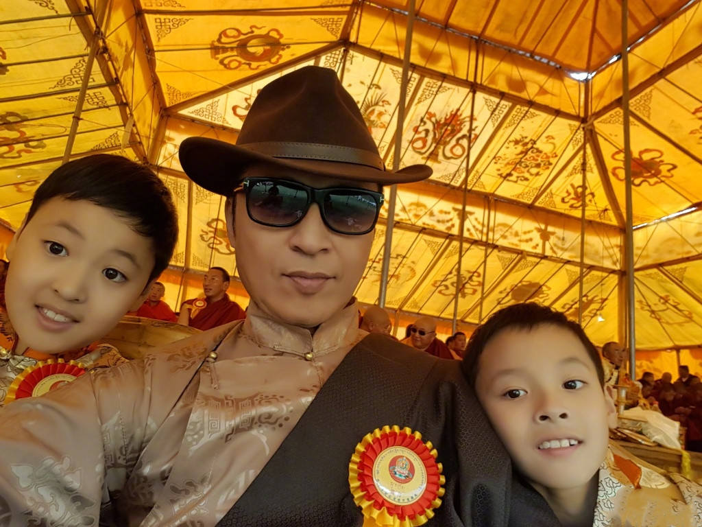 "咆哮帝"两个儿子长大了,五官精致帅气十足,马景涛基因好强大