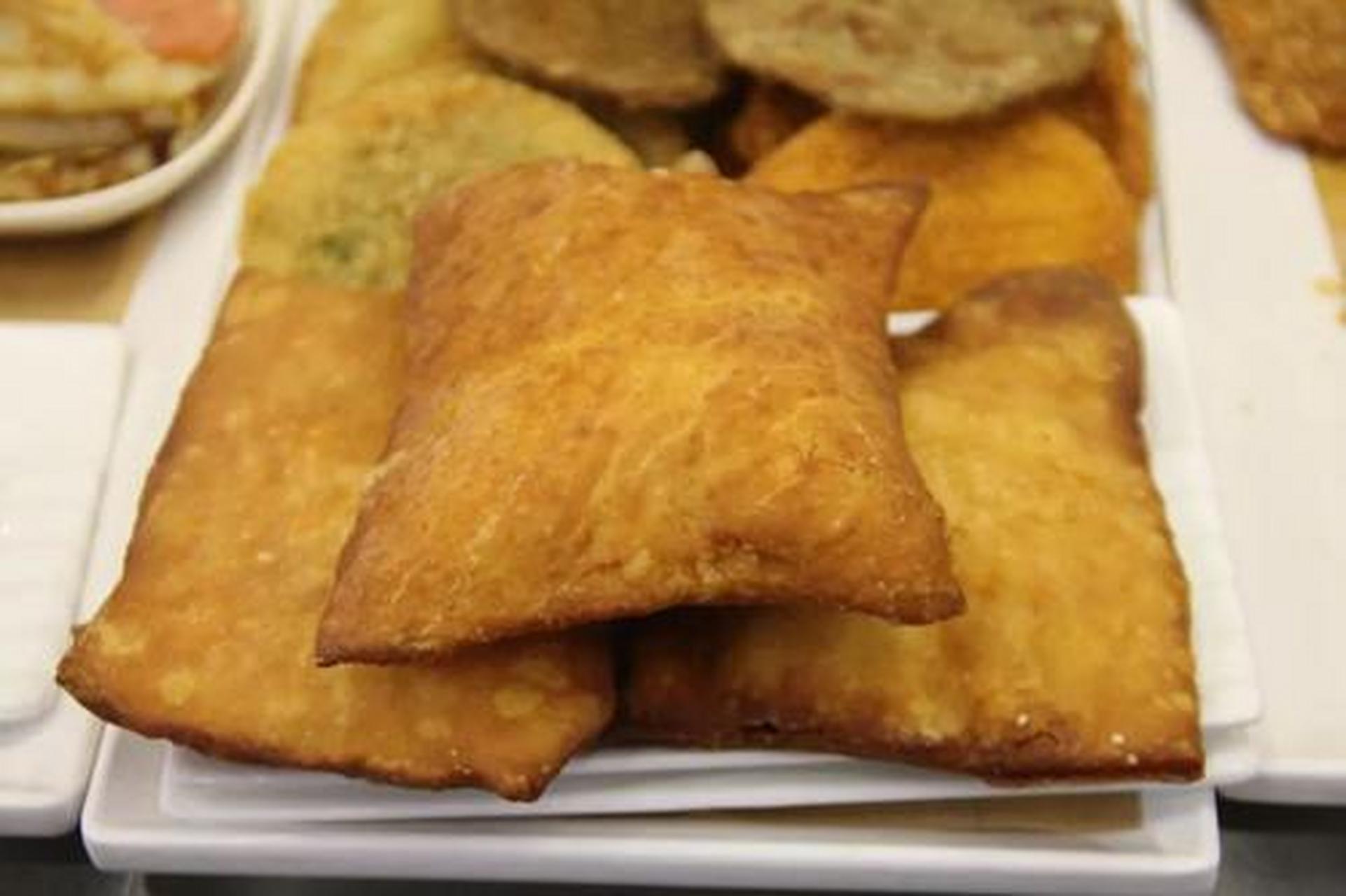 炸荷包,鸡蛋清无油腻感,油饼清香,是富有营养的早点品种.