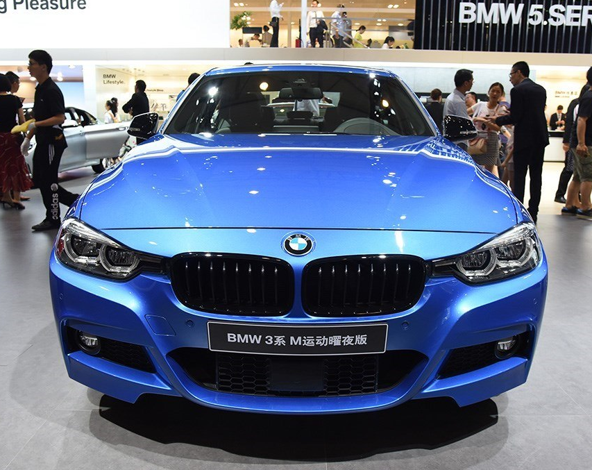 本次车型是宝马3系330im运动曜夜版.犀利的外观,帅气的前脸.