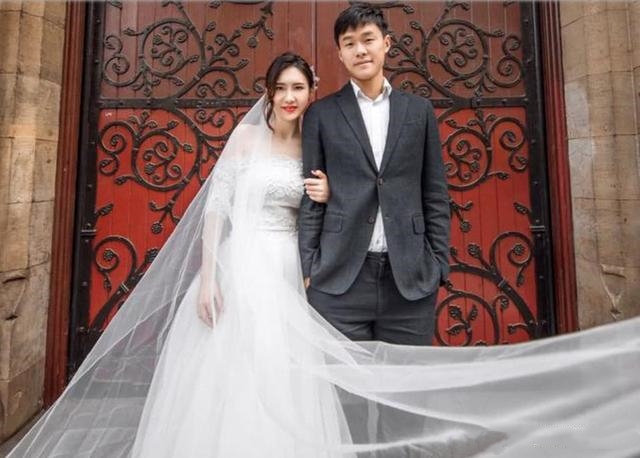 婚礼延后一个月是因为当时国足需要集训,李昂和妻子为大局着想便将