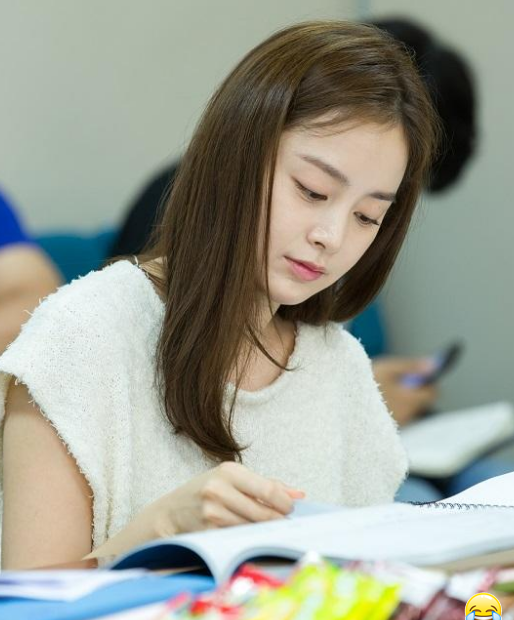 金泰熙出席活动,穿抹胸裙 高马尾,意外的被吐槽有廉价之感?