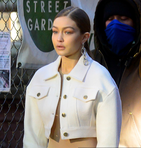 gigi吉吉·哈迪德街头拍摄尽显力与美,复古造型气场十足魅力难挡