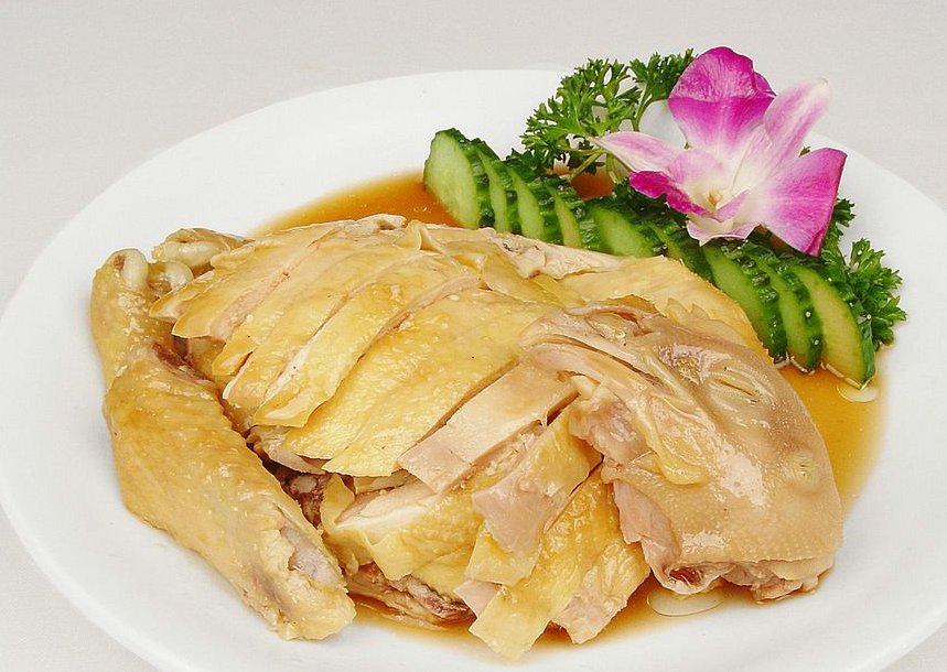 白切鸡是广东特色菜,皮脆肉嫩,久吃不厌