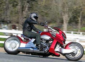 周杰伦同款-雅马哈暴龙酷毙了!男人都喜欢的车 200km/h油耗5l