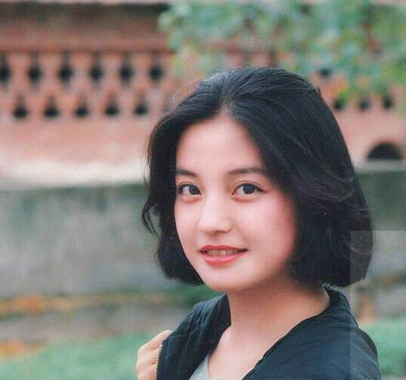 赵薇留着一头浓密乌黑的短发,乌溜溜的大眼睛,再配上这个圆嘟嘟的大