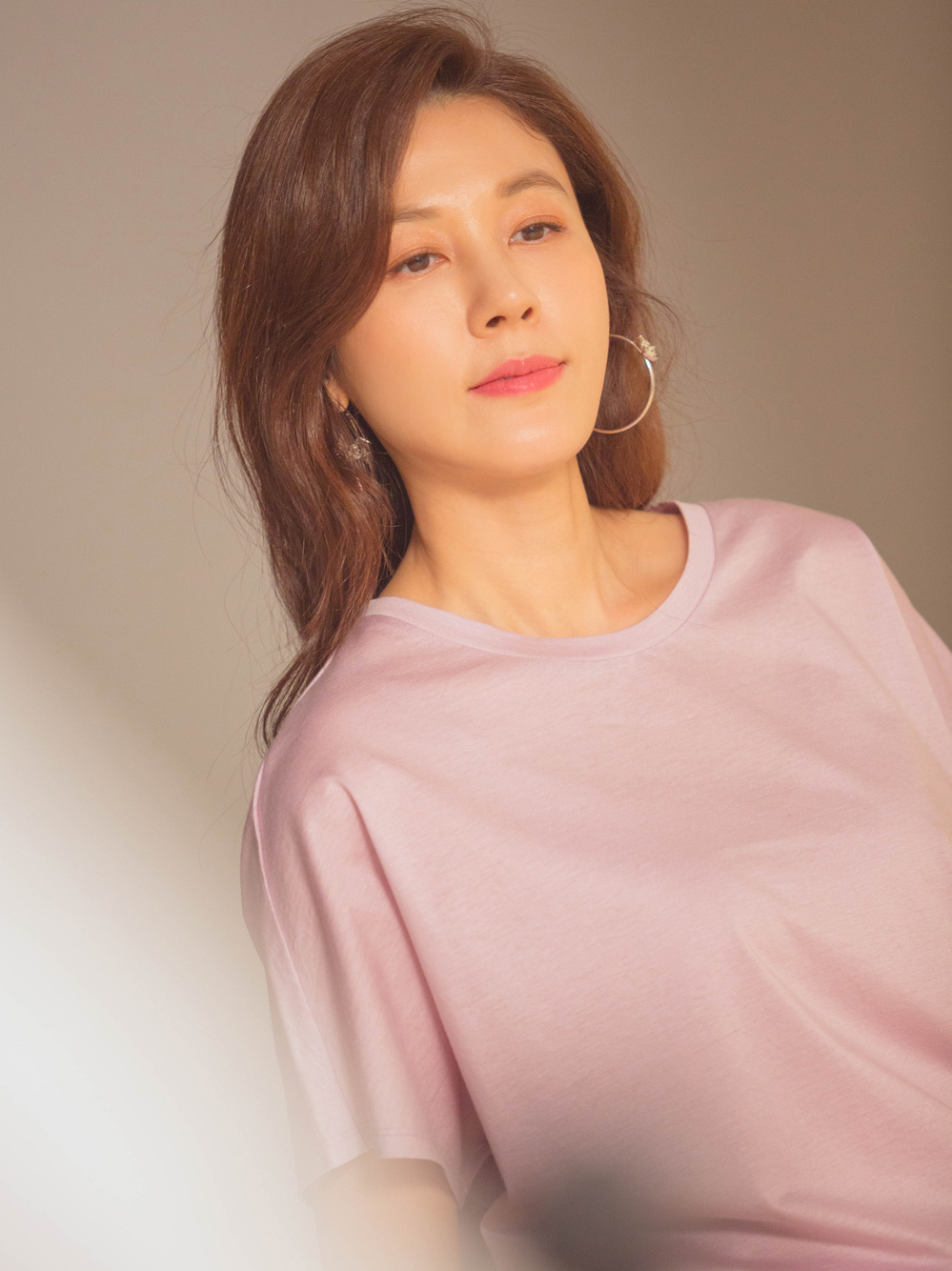 金荷娜ellekorea三月刊拍摄花絮图,气质欧尼温婉从容,个性飞扬