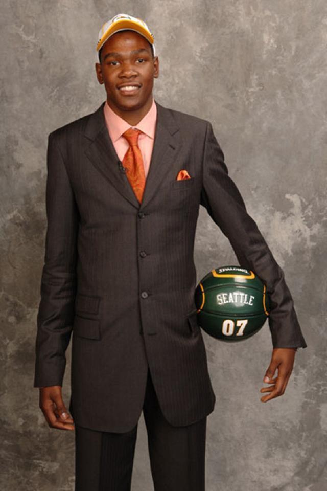 穿正装的杜兰特还是挺帅的