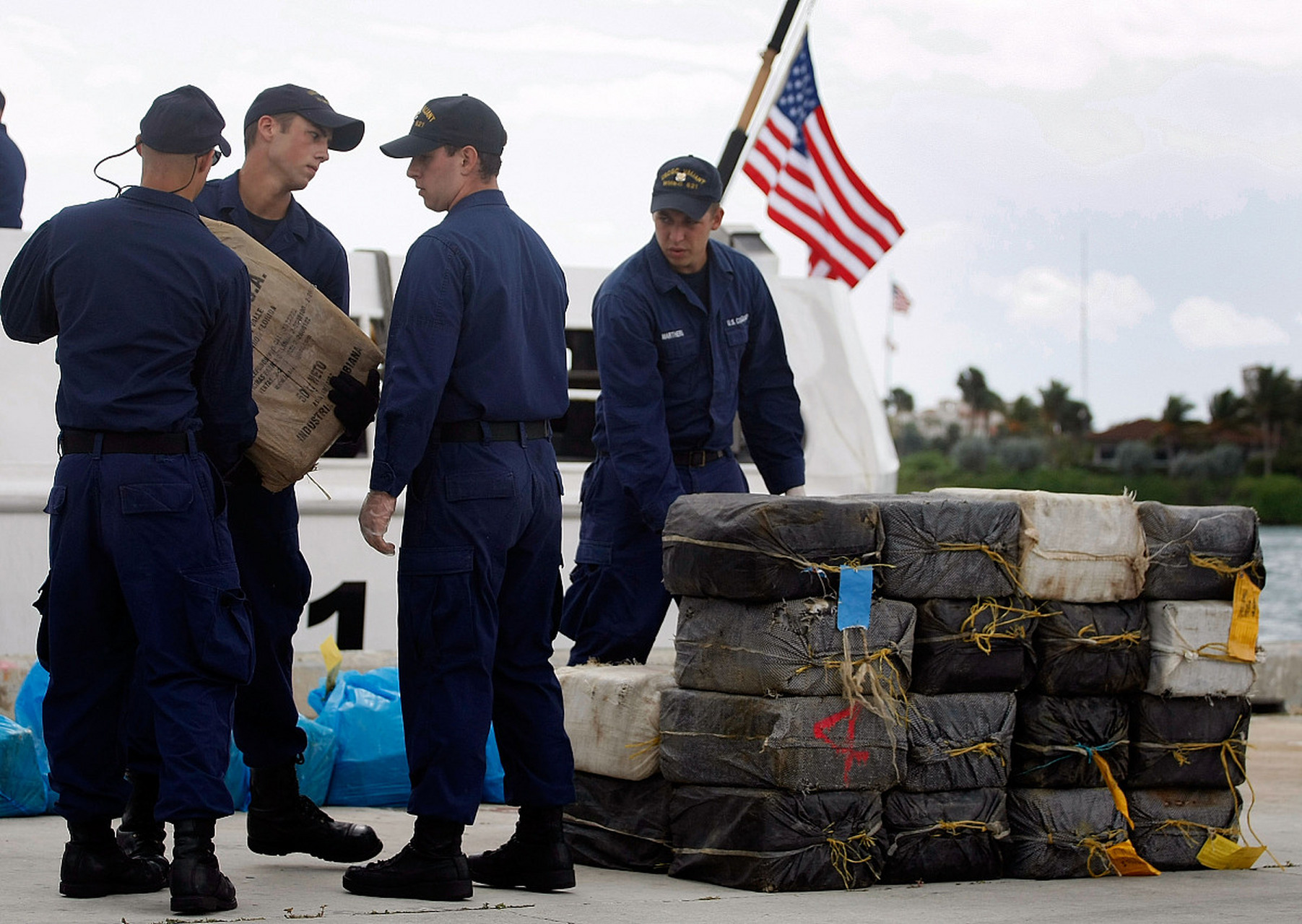 这一决定是美国长期以来对台湾的支持和保护的体现,也是美国在亚太