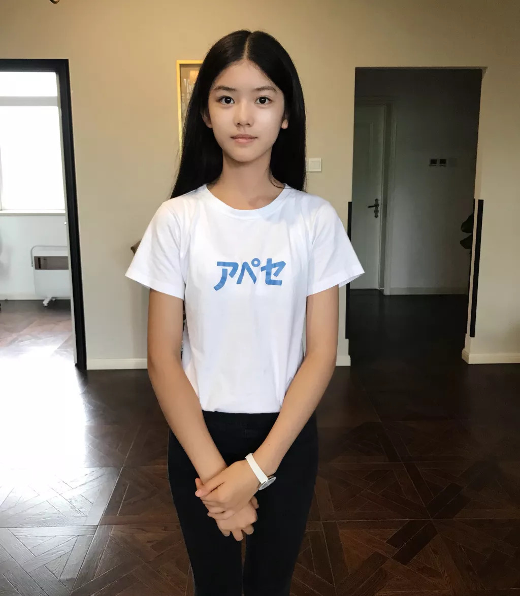 她是继章泽天之后的第二位"小奶茶"校花,12岁身高165cm,和佟丽娅拍戏