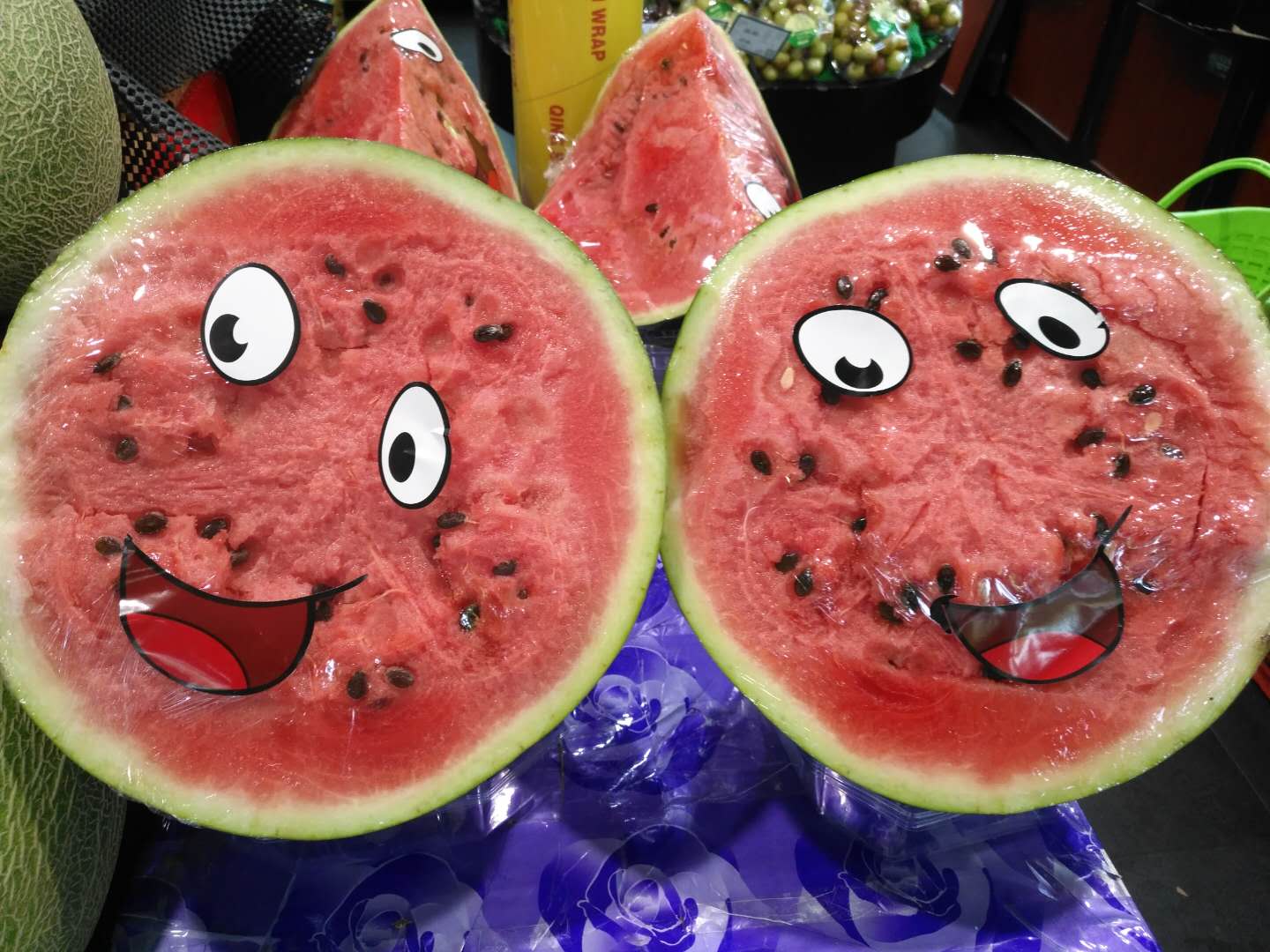上海超市现"笑脸西瓜",大红笑脸还长"麻子"惹人乐