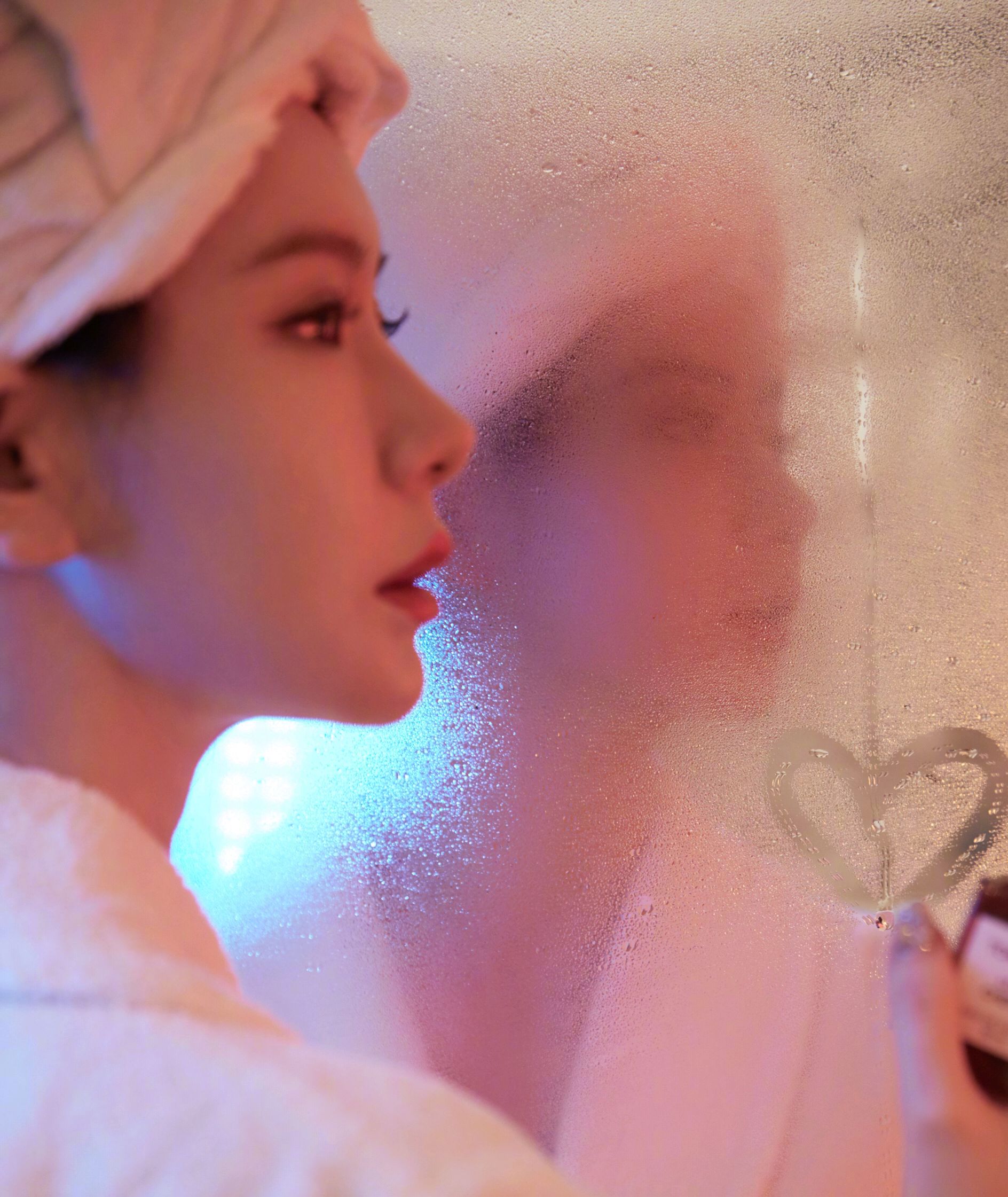 戚薇最新香水拍摄广告,头戴浴帽,身穿浴袍,精致的妆容,代表性的红唇