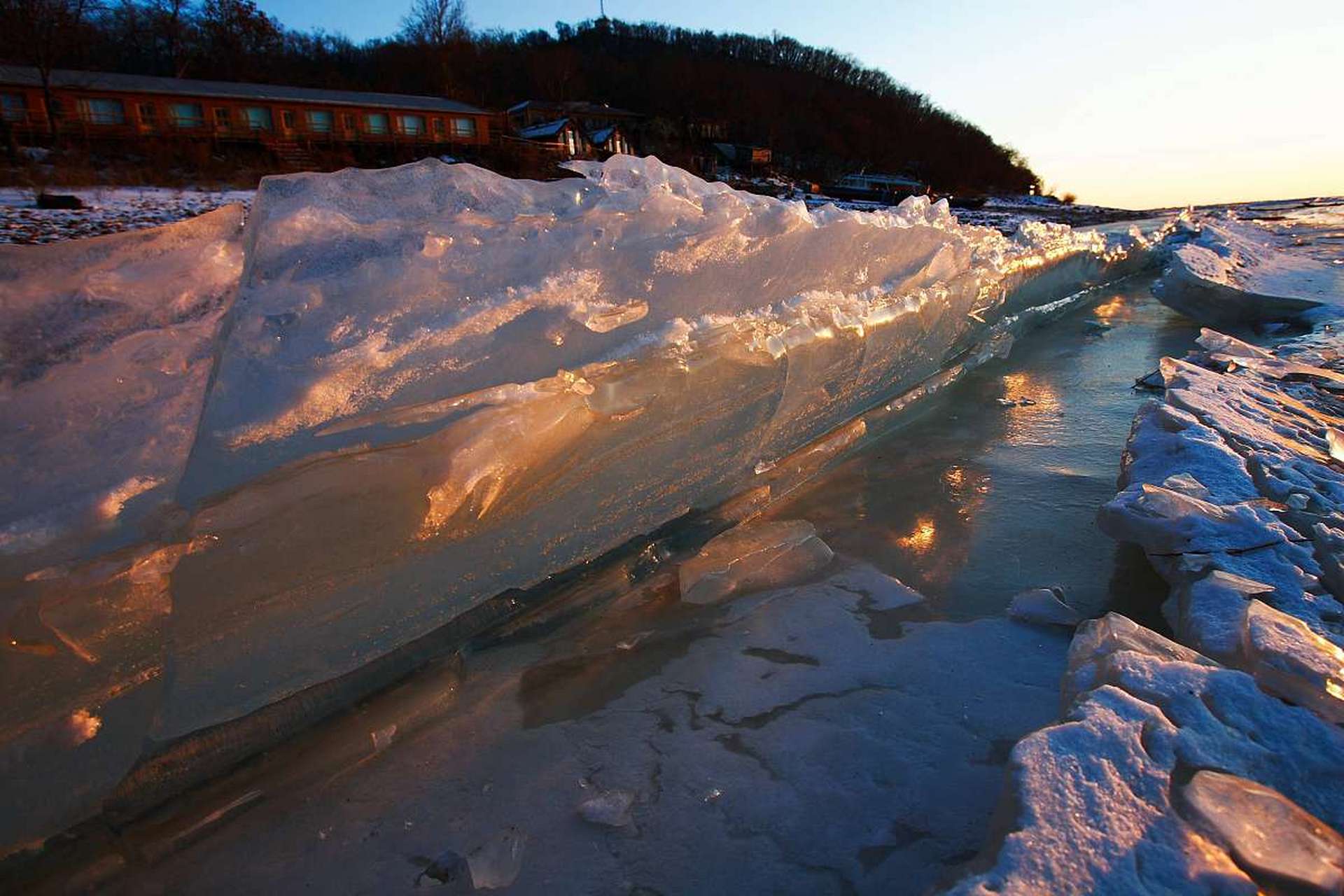 乌鲁木齐天山大峡谷:新疆乌鲁木齐的天山大峡谷在冬季时有着壮丽的