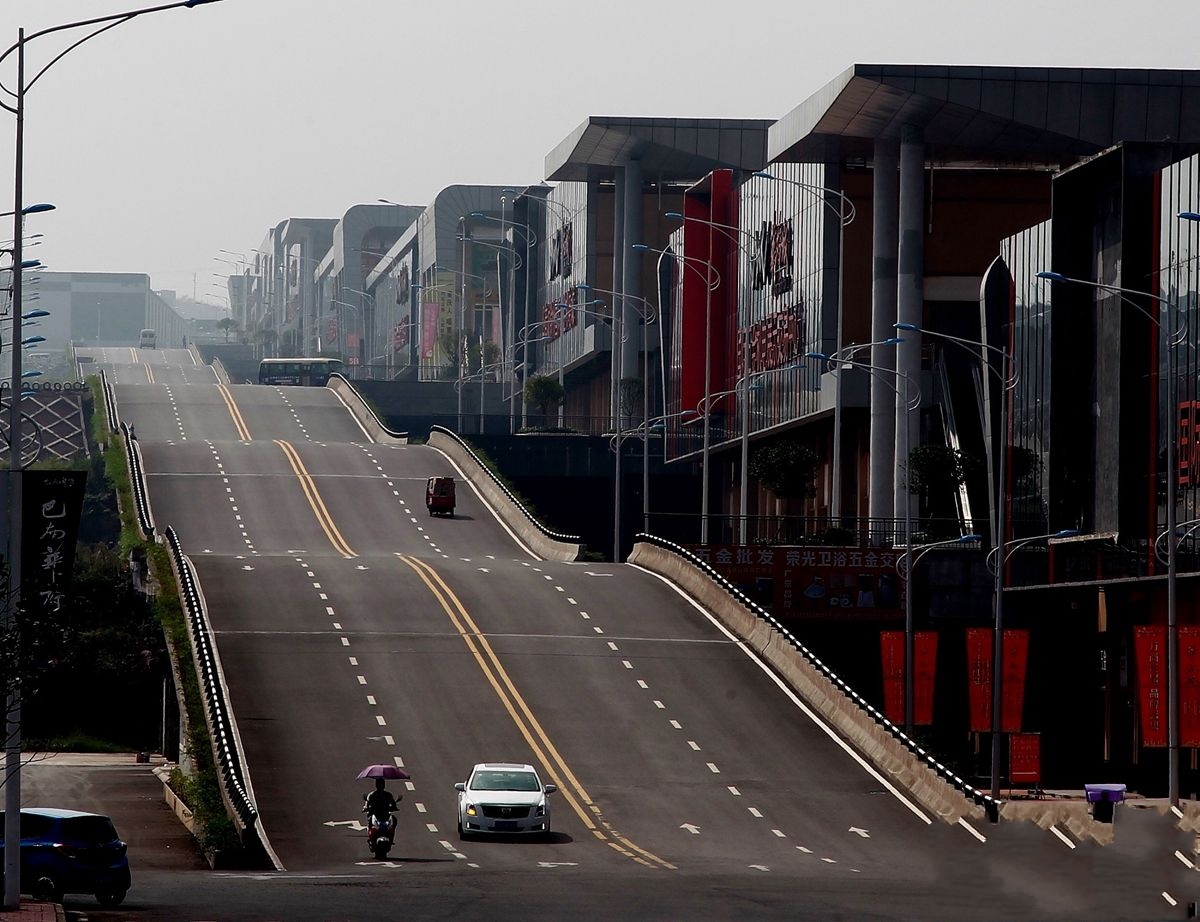 重庆让人无语的公路,是一条波浪形公路,长2.7公里,高度差7.8米