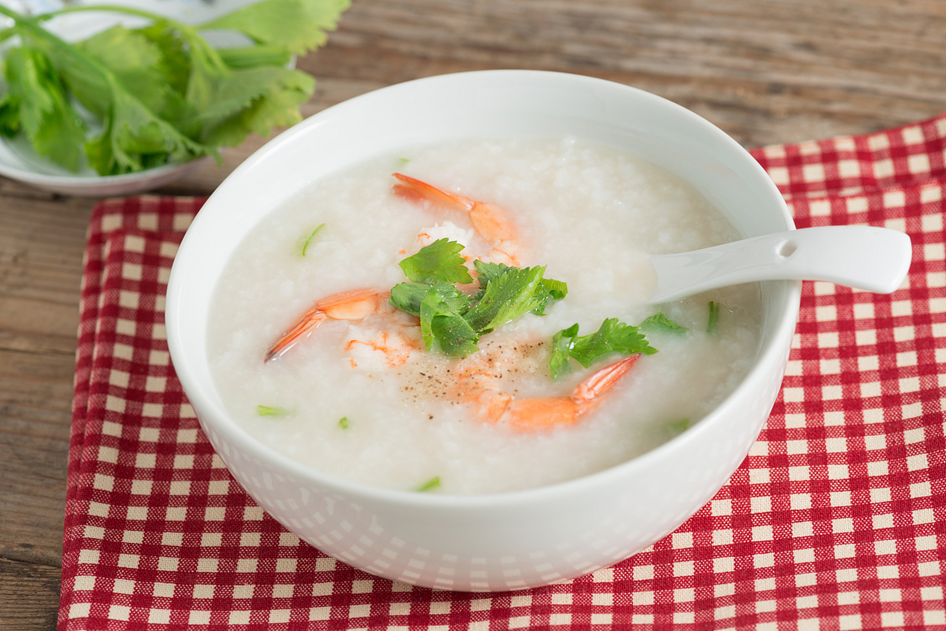 肥胖症患者喝这几款粥,降脂减肥  冬瓜粥:新鲜连皮冬瓜80~100克,粳米