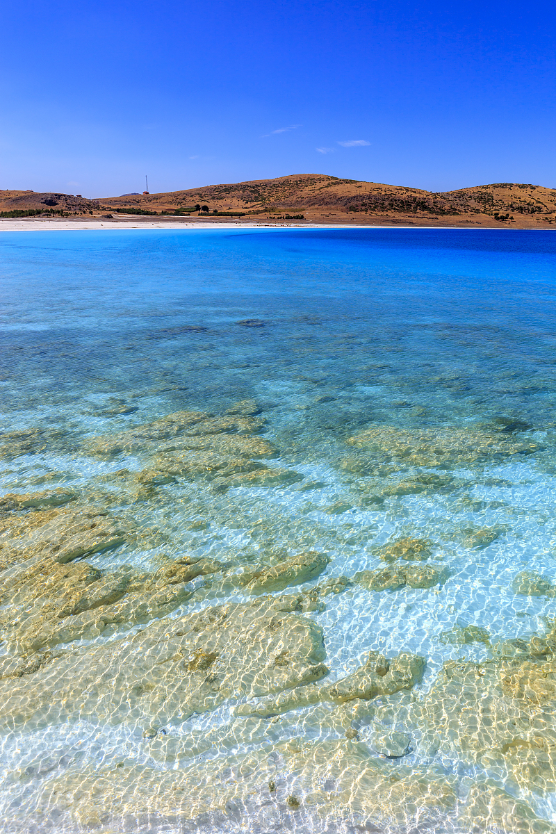 这座湖泊是青藏高原上最大的淡水湖之一,也是西藏境内的第二大湖泊.